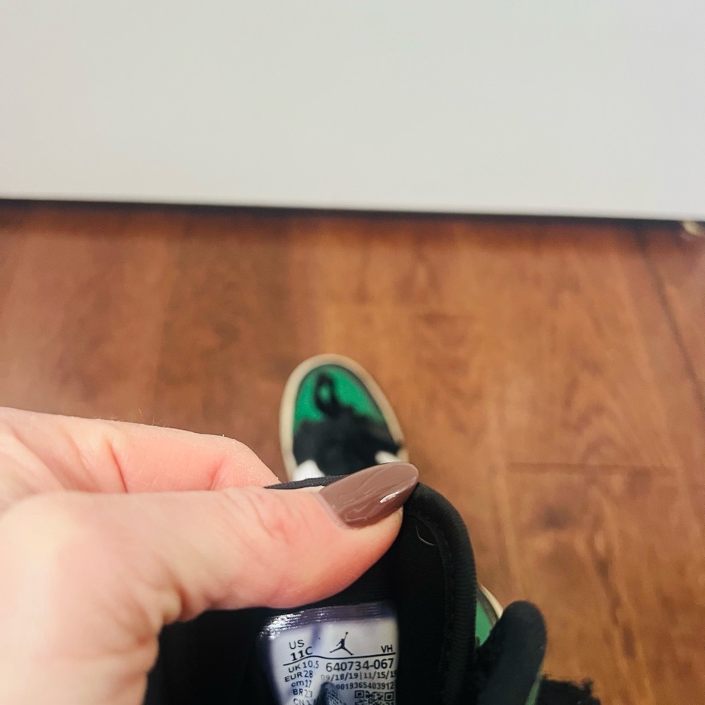 Nike Kids Black and Green Sneakers - Picture 5 of 7